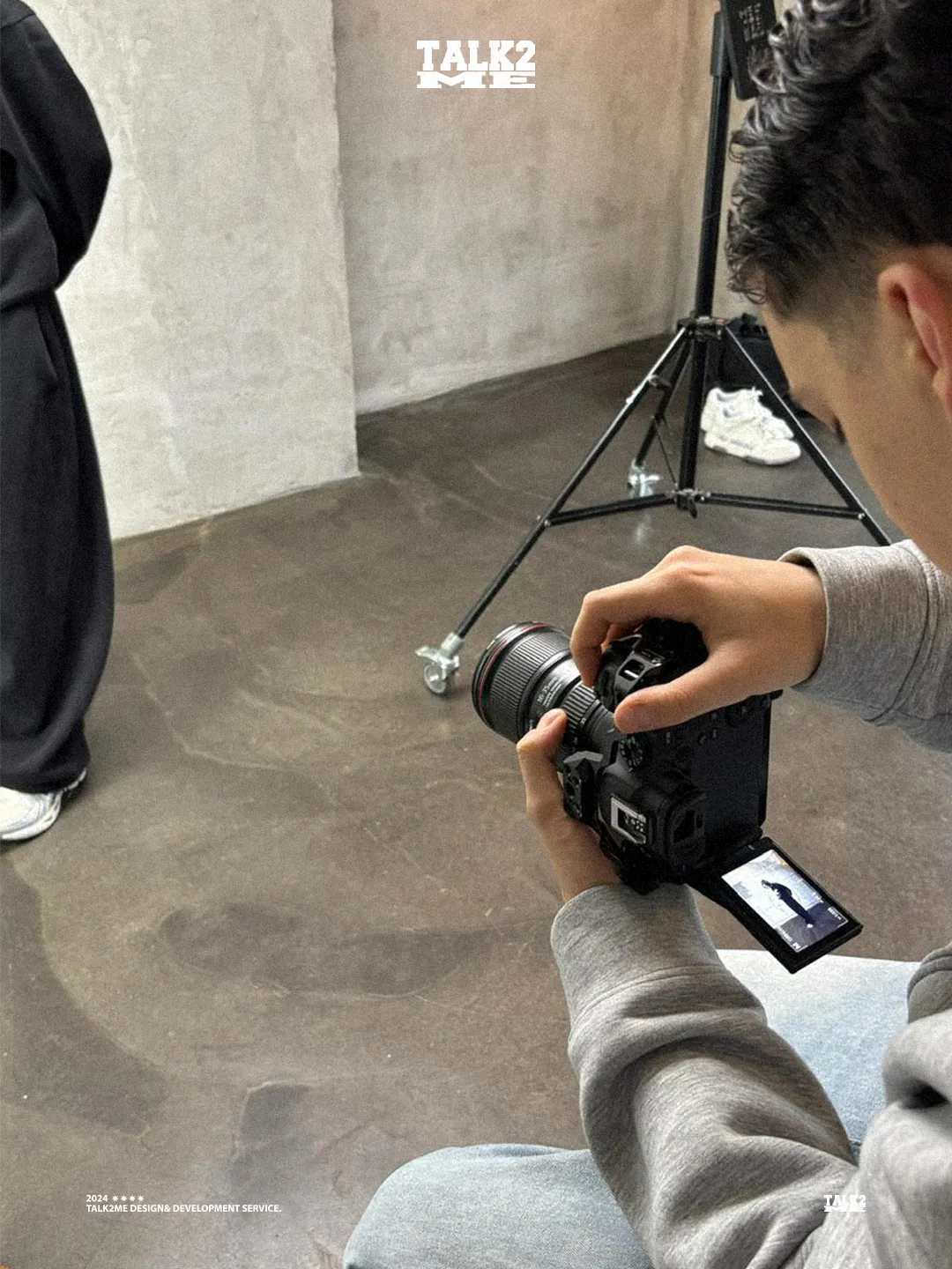 Content-Talks Behind the Scenes: Fotograf kontrolliert eine Aufnahme am Kameradisplay im Studio.