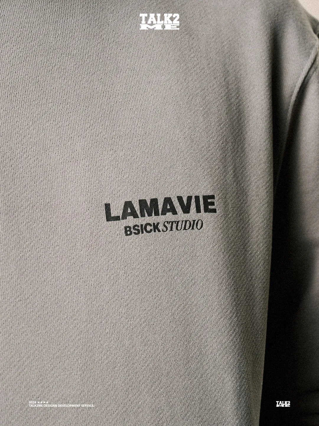 Content-Talks-Editorial: grauer La-Vie-Tee mit Bsick-Studio-Print, Detailaufnahme.