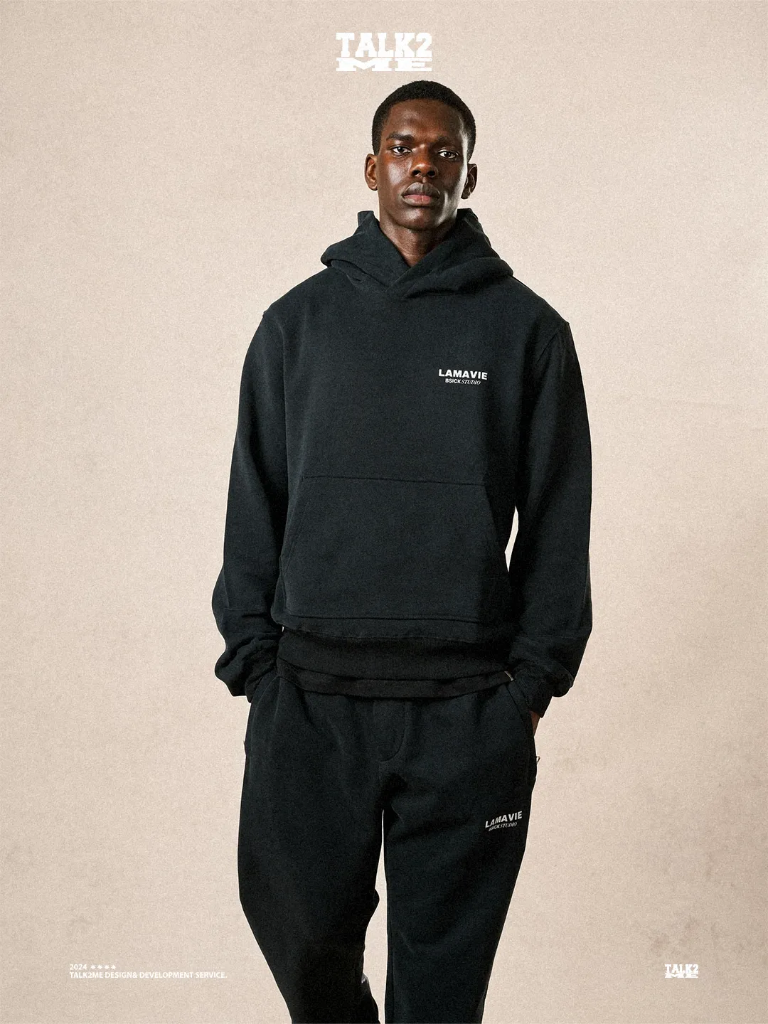 Content-Talks-Editorial: Person im schwarzen Hoodie vor beigem Studiohintergrund.