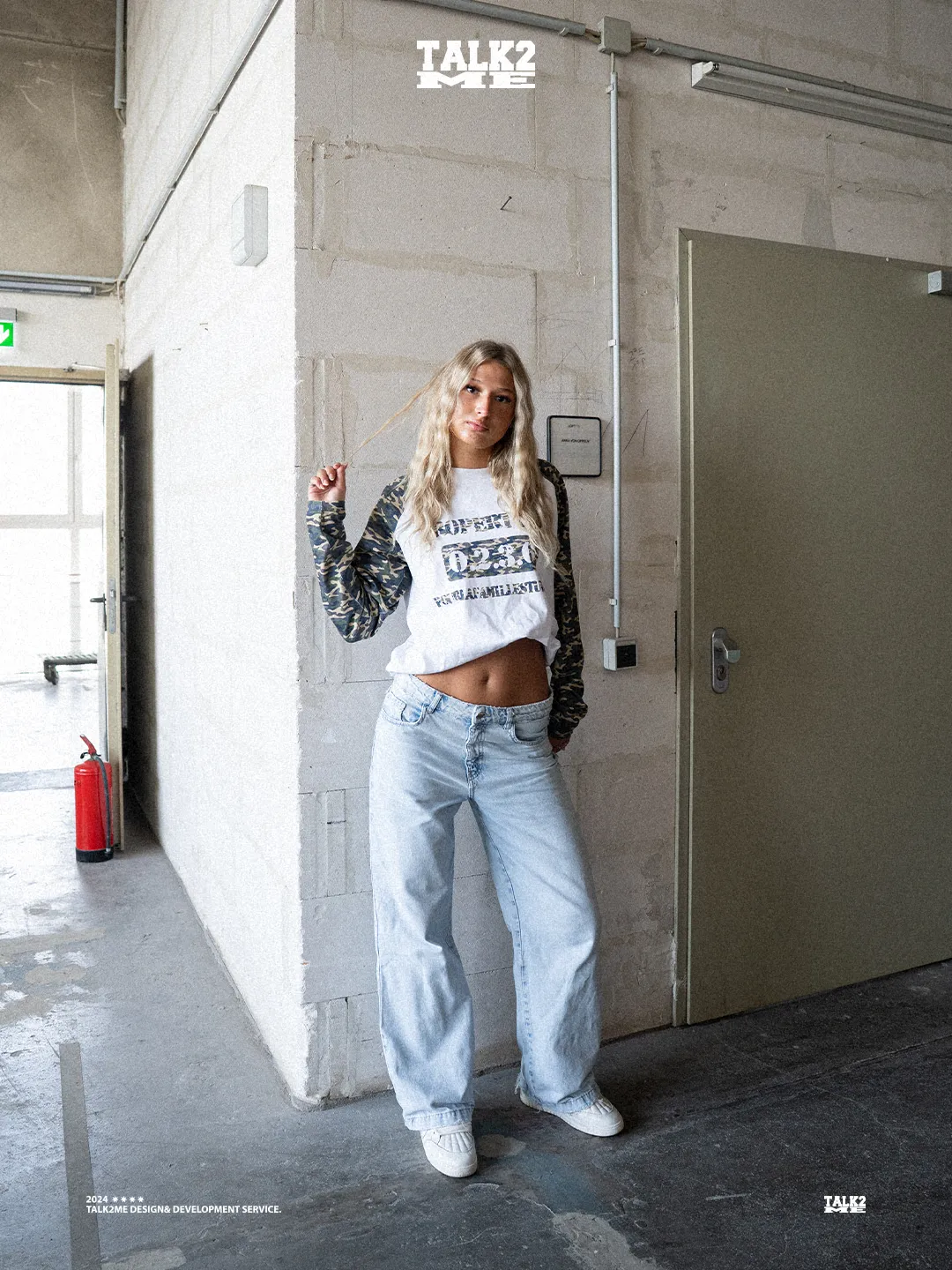 Content-Talks-Editorial: Person im Camo-Look in einem Industriegang.