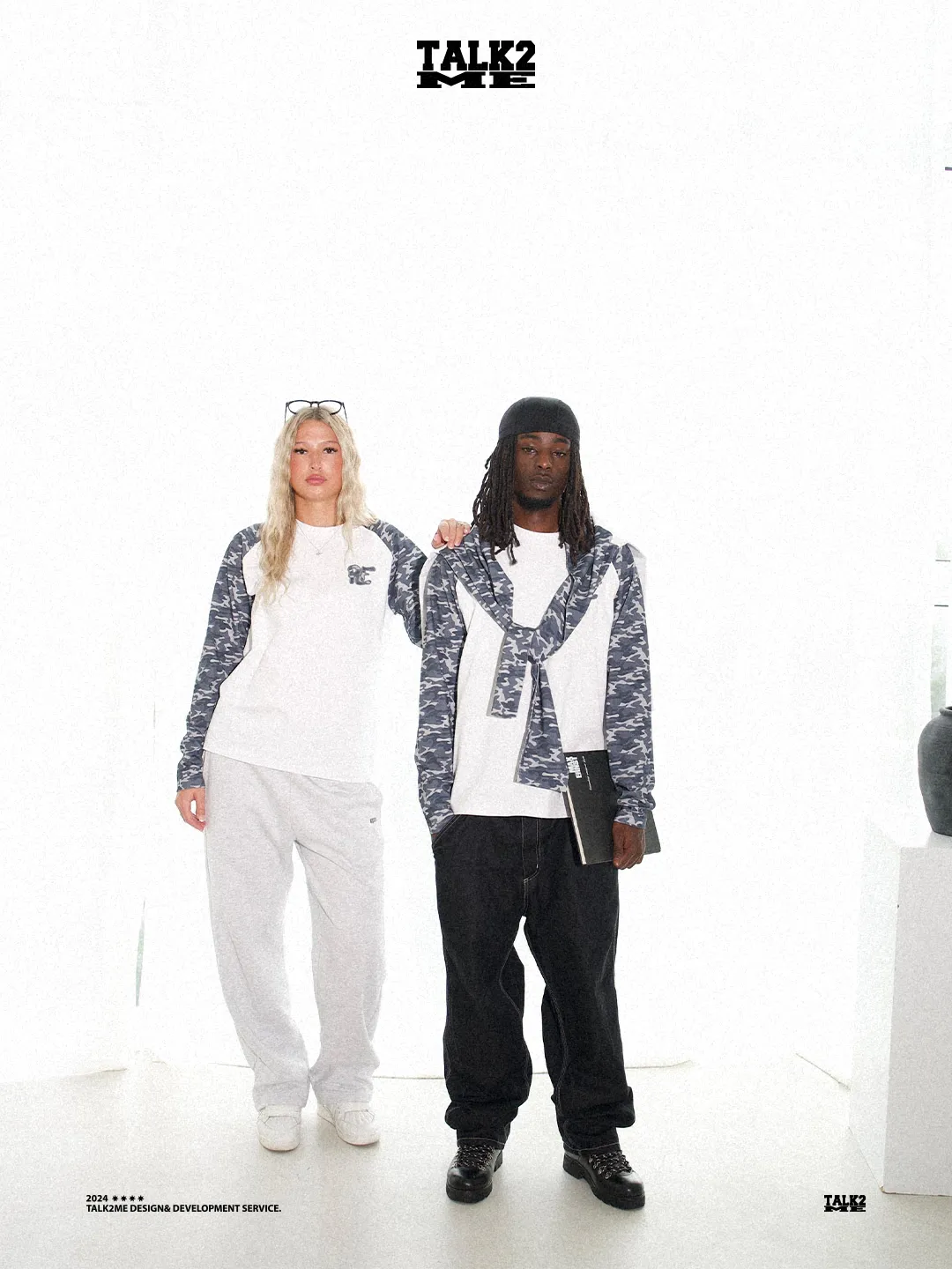 Content-Talks-Kampagne: zwei Personen in Camo-Looks in hellem Studio.