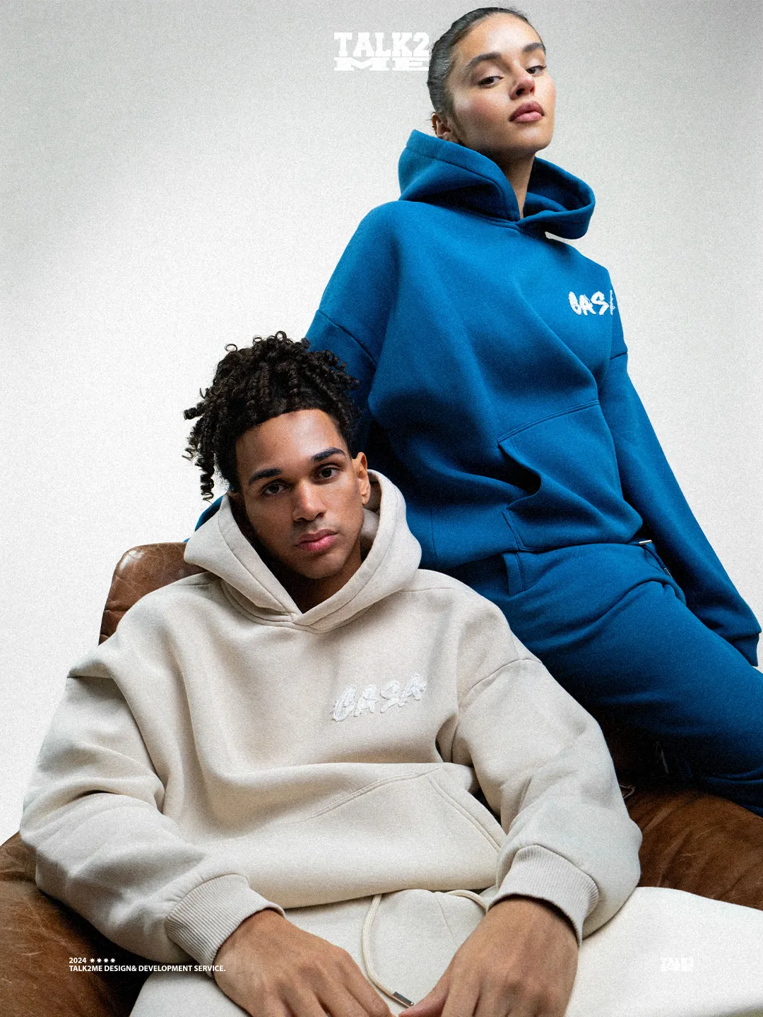 Content-Talks-Kampagne CASA: zwei Personen in beigem und blauem Hoodie im Studio.