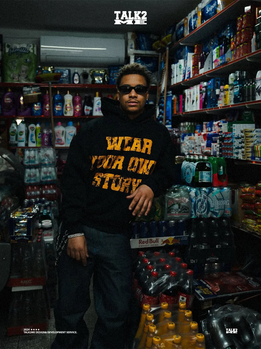Content-Talks-Story Wear Your Own Story: Person mit Sonnenbrille in einem Kiosk.