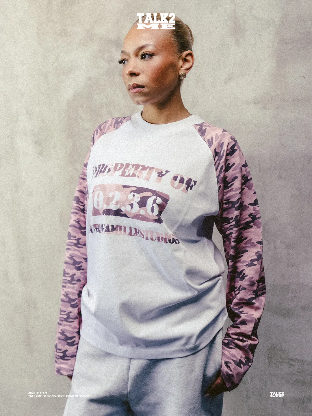 Content-Talks-Kampagne Pour la Famille: Person im Camo-Longsleeve im Profil vor Betonwand.