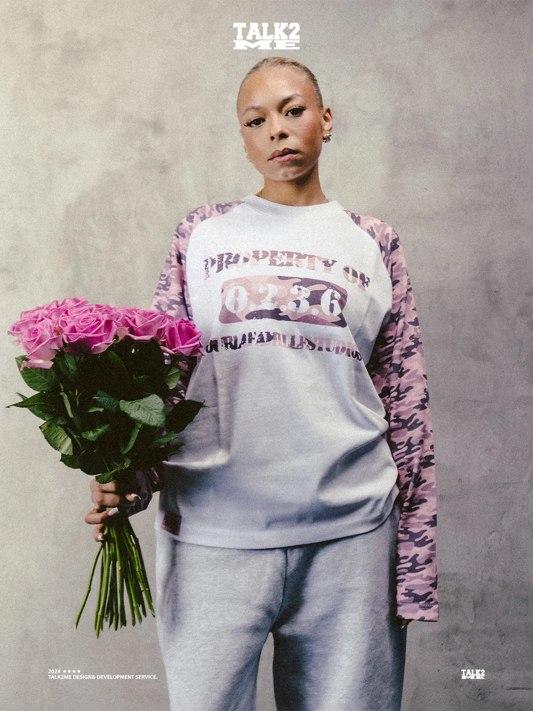 Content-Talks-Kampagne Pour la Famille: Person mit pinkfarbenen Rosen.